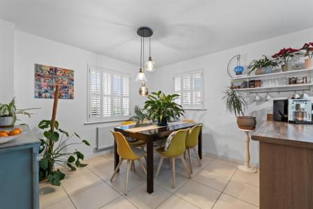 8 Brackendale Close-8.jpg