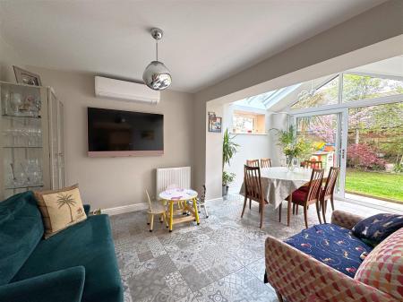 OPEN PLAN LIVING / DINING AREA