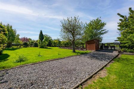 4 Orchard Close-13.jpg