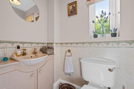 4 Orchard Close-15.jpg