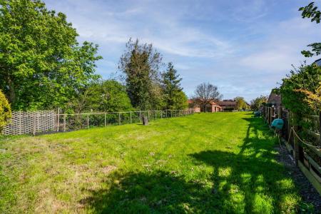 4 Orchard Close-16.jpg