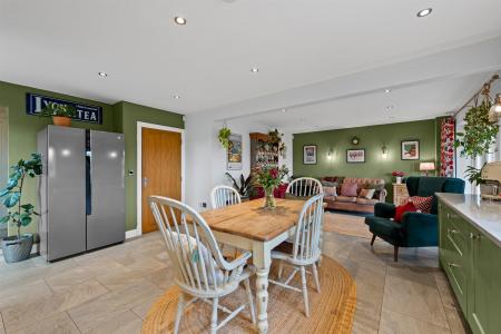 4 Normanton Court-10.jpg