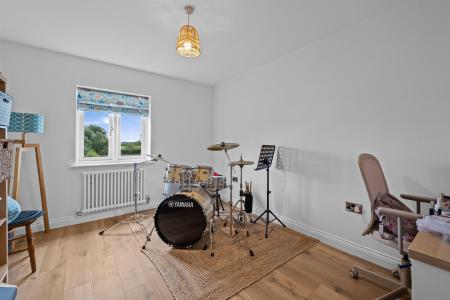 4 Normanton Court-28.jpg