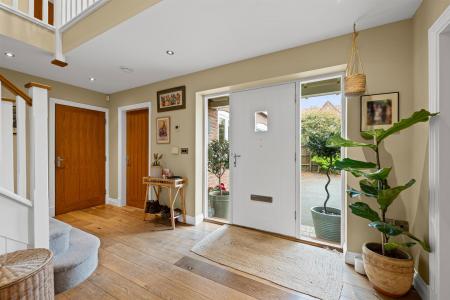 4 Normanton Court-1.jpg