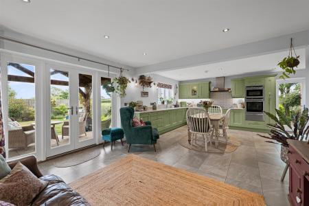4 Normanton Court-12.jpg
