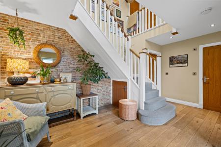 4 Normanton Court-2.jpg