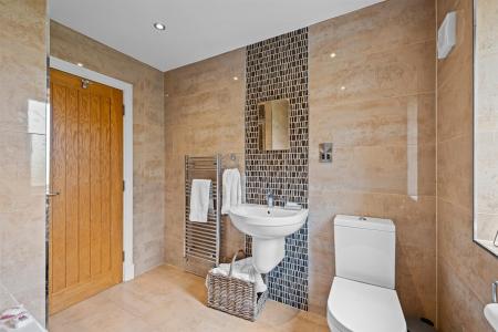4 Normanton Court-32.jpg
