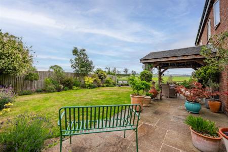 4 Normanton Court-11.jpg