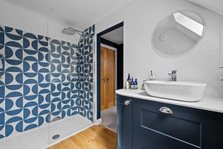 4 Normanton Court-34.jpg