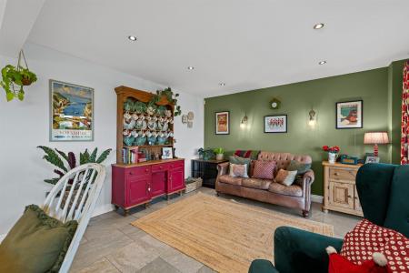 4 Normanton Court-7.jpg