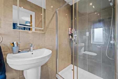 4 Normanton Court-26.jpg