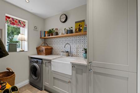4 Normanton Court-8.jpg