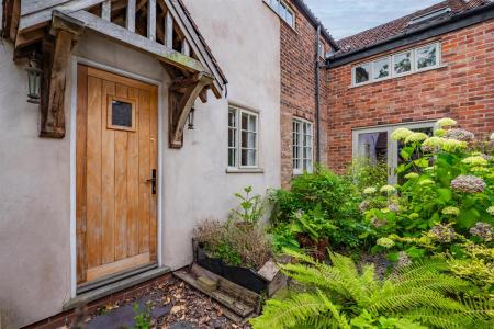 38 Browns Lane-7.jpg
