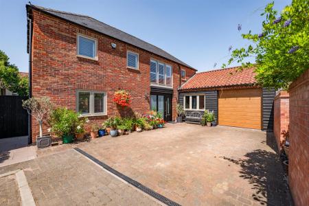 6 Old Greyhound Close-05.jpg