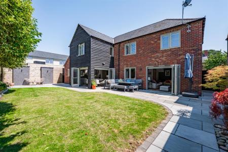 6 Old Greyhound Close-07.jpg