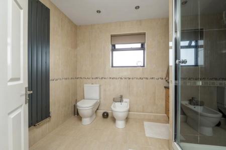 EN SUITE SHOWER ROOM