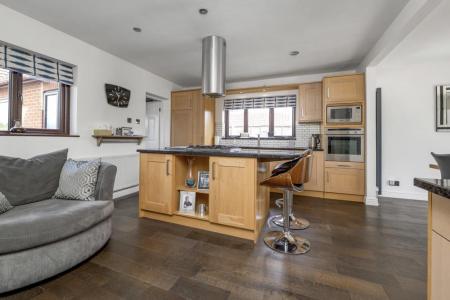 OPEN PLAN KITCHEN & DINING AREA