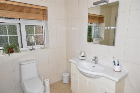 EN-SUITE SHOWER ROOM