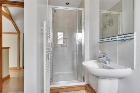 EN-SUITE SHOWER ROOM