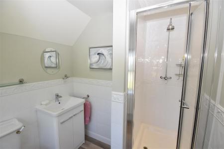 EN-SUITE SHOWER ROOM