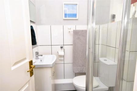 EN-SUITE SHOWER ROOM