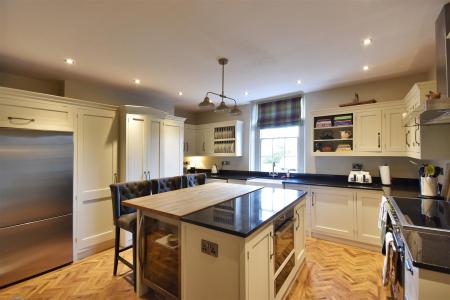 KITCHEN/SITTING ROOM