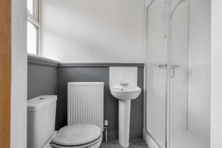 EN-SUITE SHOWER ROOM