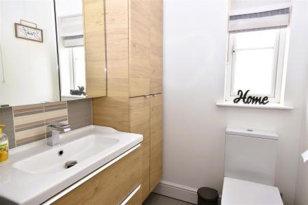 EN-SUITE SHOWER ROOM