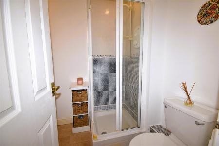 EN-SUITE SHOWER