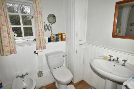 EN-SUITE BATHROOM