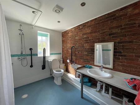 EN-SUITE SHOWER ROOM