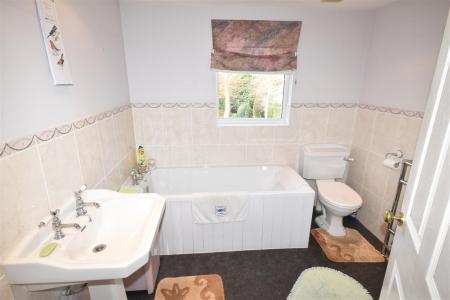 EN-SUITE BATHROOM