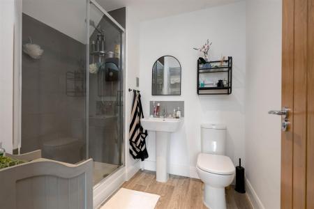 EN-SUITE SHOWER ROOM