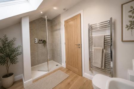 Plots 1,2,6, 9 & 10 - staged main bathroom 2.png