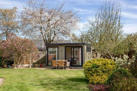 GARDEN ROOM (CABIN MASTER)