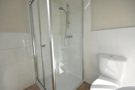 FAMILY SHOWER ROOM