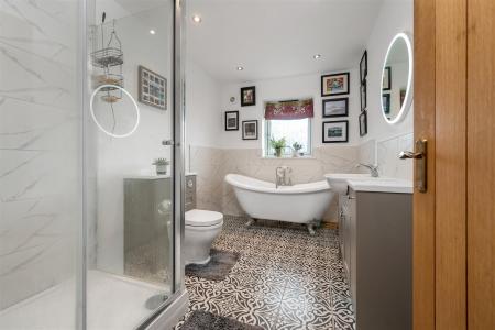 EN SUITE BATH AND SHOWER ROOM