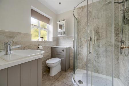 EN-SUITE SHOWER ROOM