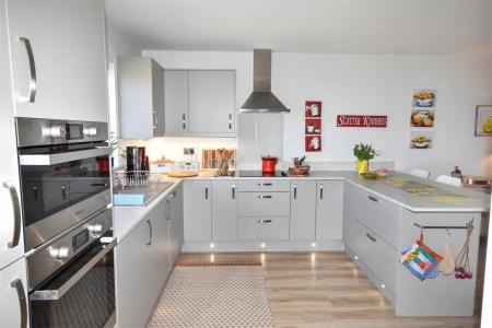 Kitchen (2).jpg