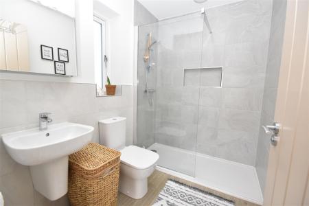EN-SUITE SHOWER ROOM