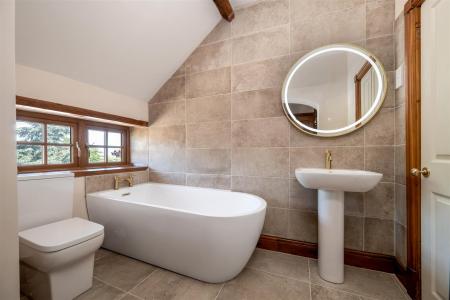 MASTER EN-SUITE