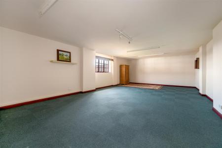 BEDROOM/GAMES ROOM