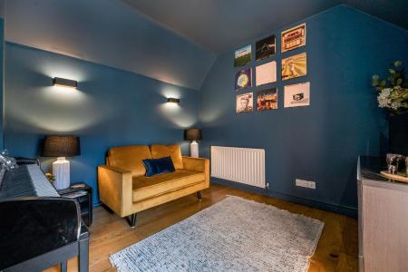 SNUG/SITTING ROOM