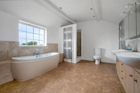 EN-SUITE BATHROOM