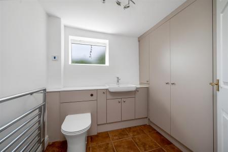 CLOAK ROOM & WC