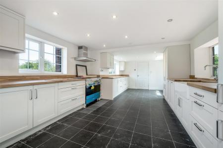 KITCHEN & DINING AREA