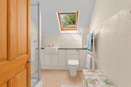 EN-SUITE SHOWER ROOM