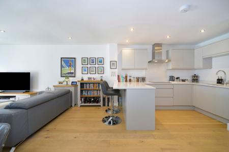 Kitchen & Breakfast Bar