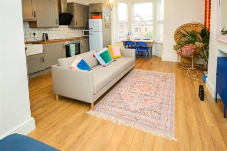 Flat 4 49 Musters Rd living.jpg