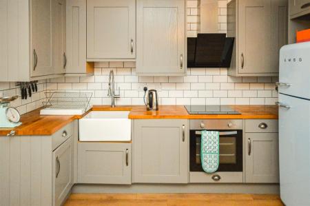 Flat 4 49 Musters Rd kitchen.jpg